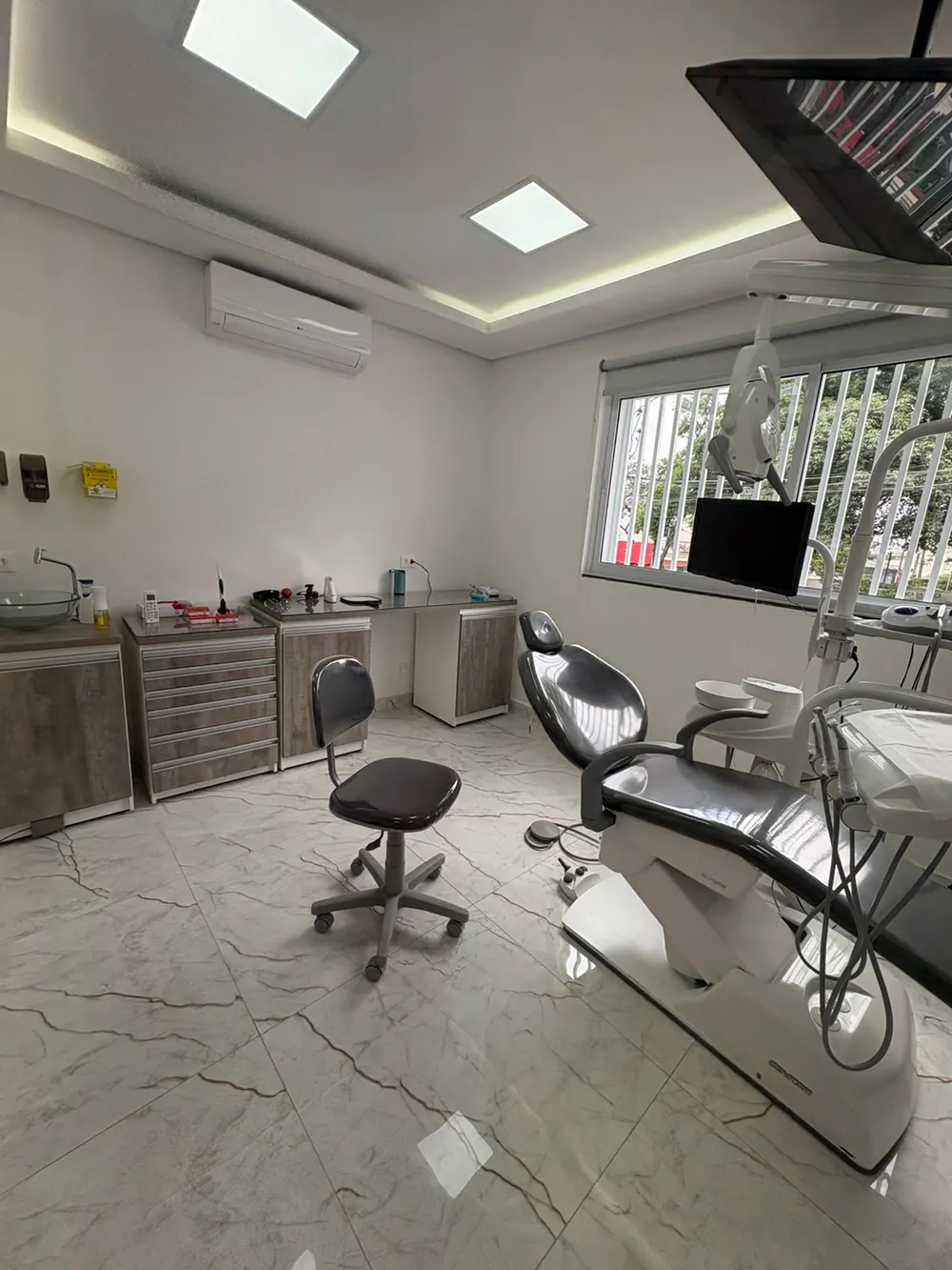 Sala com duas cadeiras